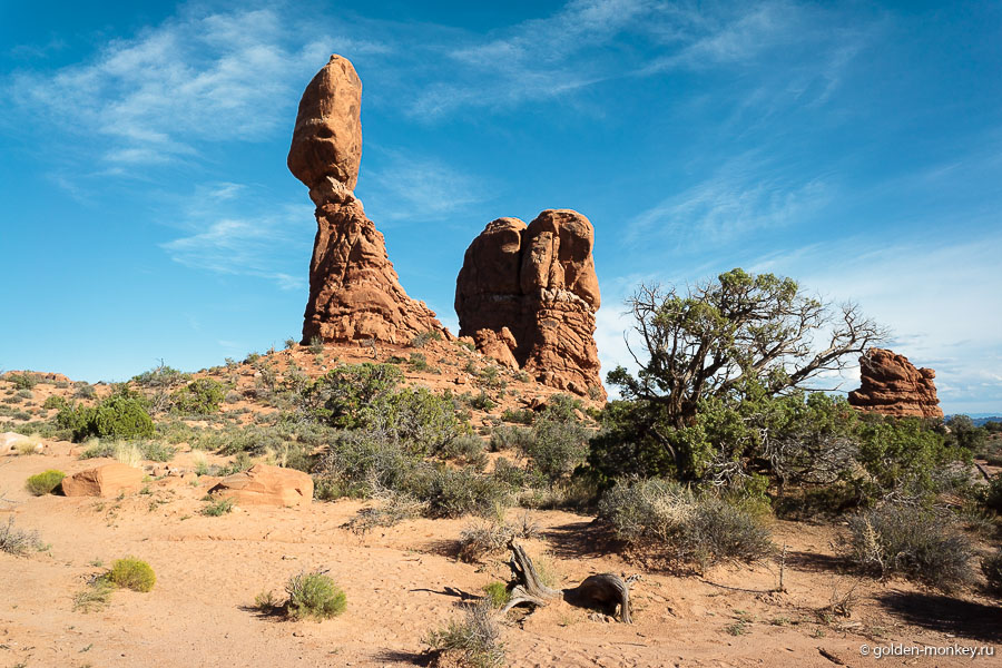 Балансирующий камень (Balanced Rock), парк Арки, США Балансирующий камень (Balanced Rock), парк Арки, США