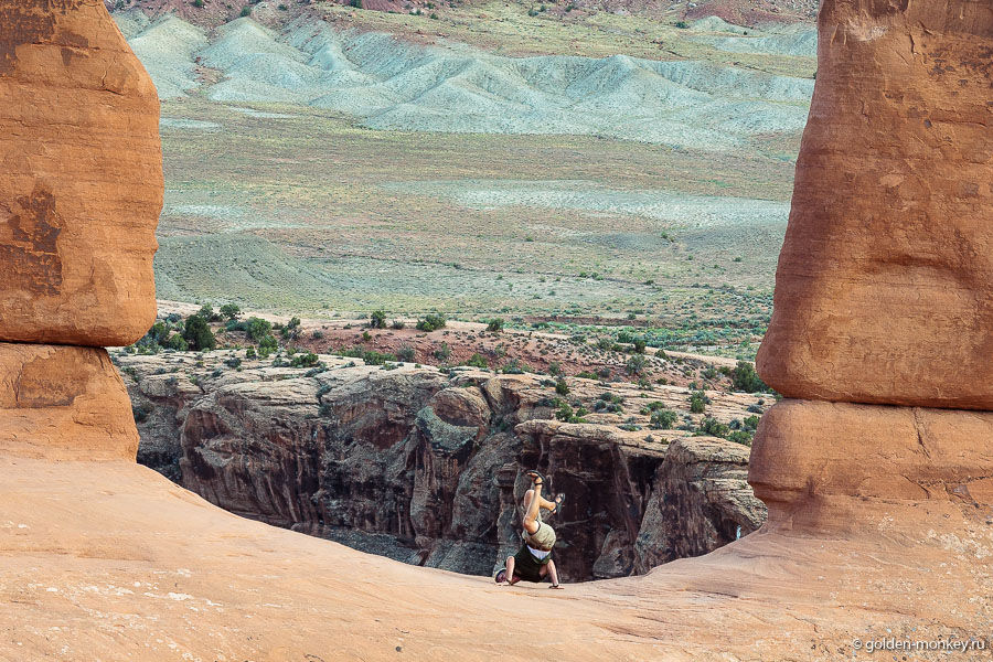 Кто во что горазд! Туристы изощряются как могут )) Хотя, любимая фотопоза – с раскинутыми в сторону руками. Кто во что горазд! Туристы изощряются как могут )) Хотя, любимая фотопоза – с раскинутыми в сторону руками.