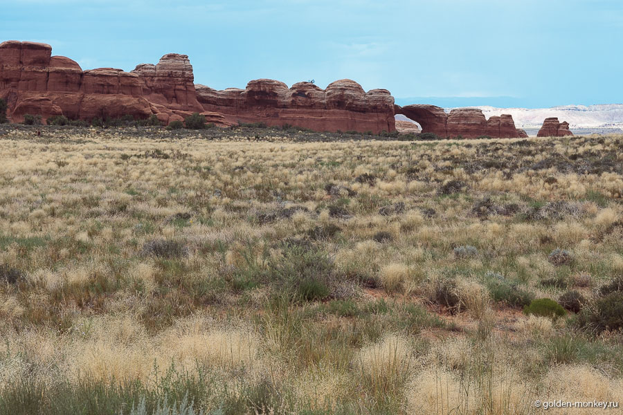 Вдалеке виднеется Сломанная арка (вид со стороны Sand Dune Arch). Вдалеке виднеется Сломанная арка (вид со стороны Sand Dune Arch).
