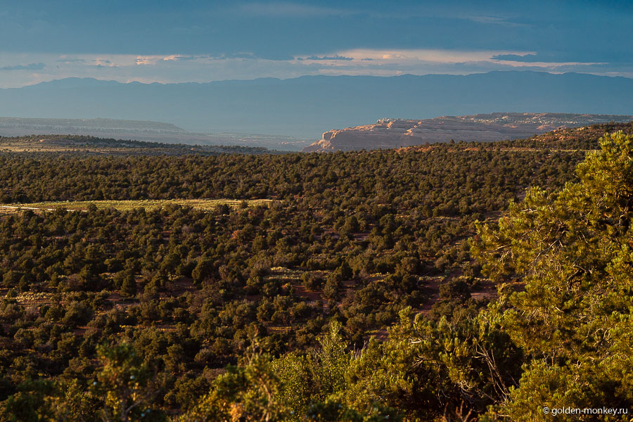 Бескрайние просторы в окрестностях парка Каньонлендс. Бескрайние просторы в окрестностях парка Каньонлендс.