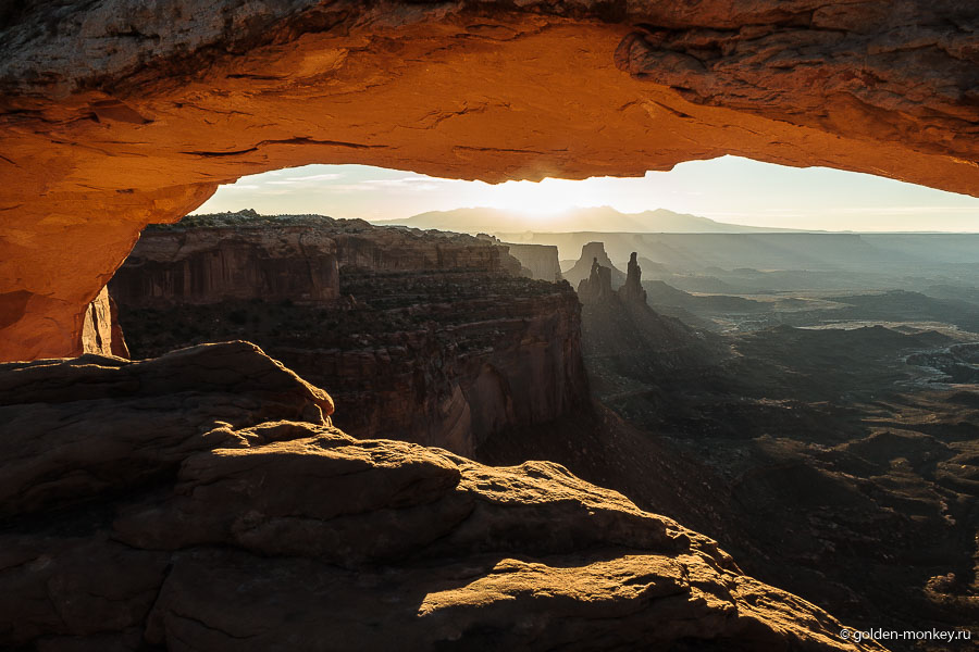 Лучи восходящего солнца эффектно подчеркивают рельефы и яркий цвет красноватого песчаника, создавая неповторимую игру теней. Лучи восходящего солнца эффектно подчеркивают рельефы и яркий цвет красноватого песчаника, создавая неповторимую игру теней.
