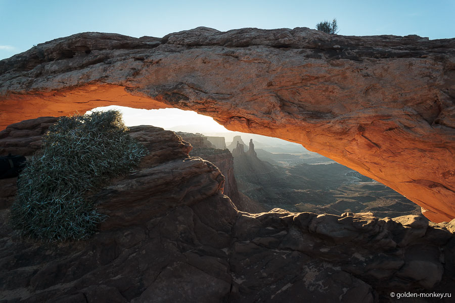 Арка расположилась на самом краю скалы, а за ней раскинулись скомканные просторы парка и горы Ля-Саль (La Sal Mountains). Все вместе представляет собой совершенно фантастическое зрелище. Арка расположилась на самом краю скалы, а за ней раскинулись скомканные просторы парка и горы Ля-Саль (La Sal Mountains). Все вместе представляет собой совершенно фантастическое зрелище.