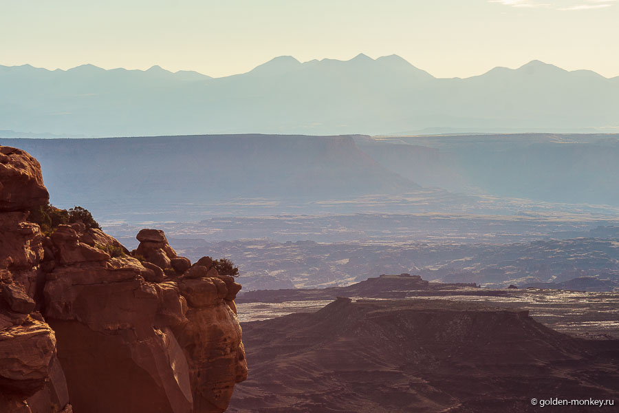 Своей «многоуровневостью» Каньонлендс очень похож на Гранд-Каньон – такие же каньоны внутри других каньонов. Своей «многоуровневостью» Каньонлендс очень похож на Гранд-Каньон – такие же каньоны внутри других каньонов.