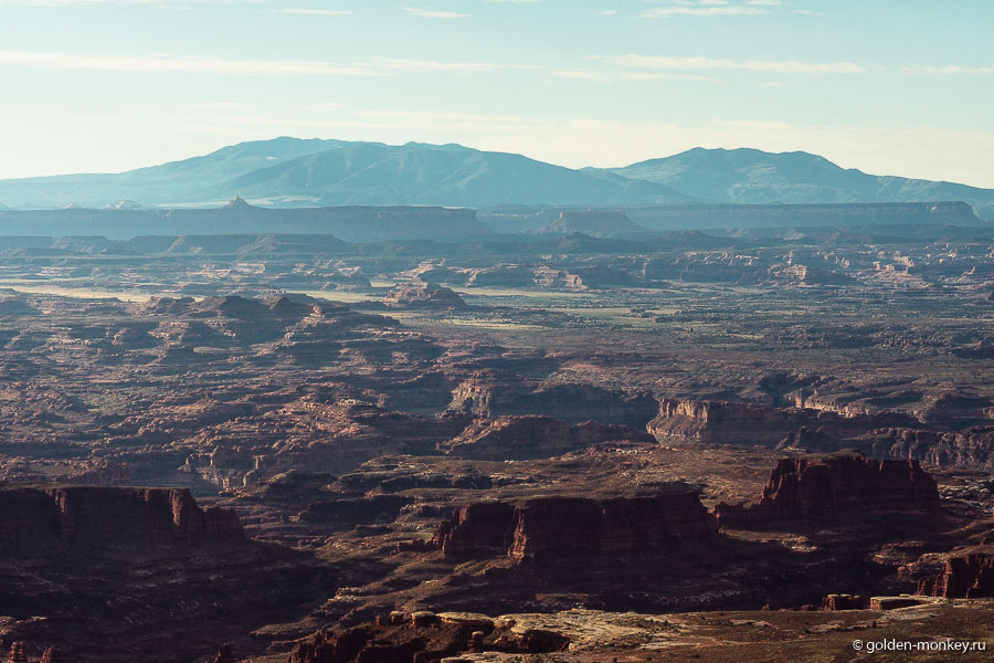 Вглядываясь в бескрайние просторы, хочется думать о вечном. Сложно даже попытаться осмыслить все те процессы, результатом которых стал этот каньон, а уж тем более невероятным кажется тот отрезок времени, который отделяет сегодняшний день от тогдашних событий – миллионы лет! Преобразования происходят и по сей день, но взгляду они совершенно невидны, наверняка, еще через несколько миллионов лет здесь все будет совсем по-другому. Вглядываясь в бескрайние просторы, хочется думать о вечном. Сложно даже попытаться осмыслить все те процессы, результатом которых стал этот каньон, а уж тем более невероятным кажется тот отрезок времени, который отделяет сегодняшний день от тогдашних событий – миллионы лет! Преобразования происходят и по сей день, но взгляду они совершенно невидны, наверняка, еще через несколько миллионов лет здесь все будет совсем по-другому.