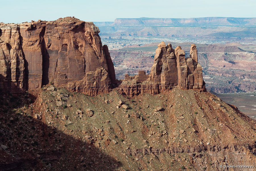 В самом конце трейла можно увидеть вот такие скалы-останцы из осадочных пород. Материал весьма податливый, поэтому получаются совершенно невообразимые фигуры. В самом конце трейла можно увидеть вот такие скалы-останцы из осадочных пород. Материал весьма податливый, поэтому получаются совершенно невообразимые фигуры.