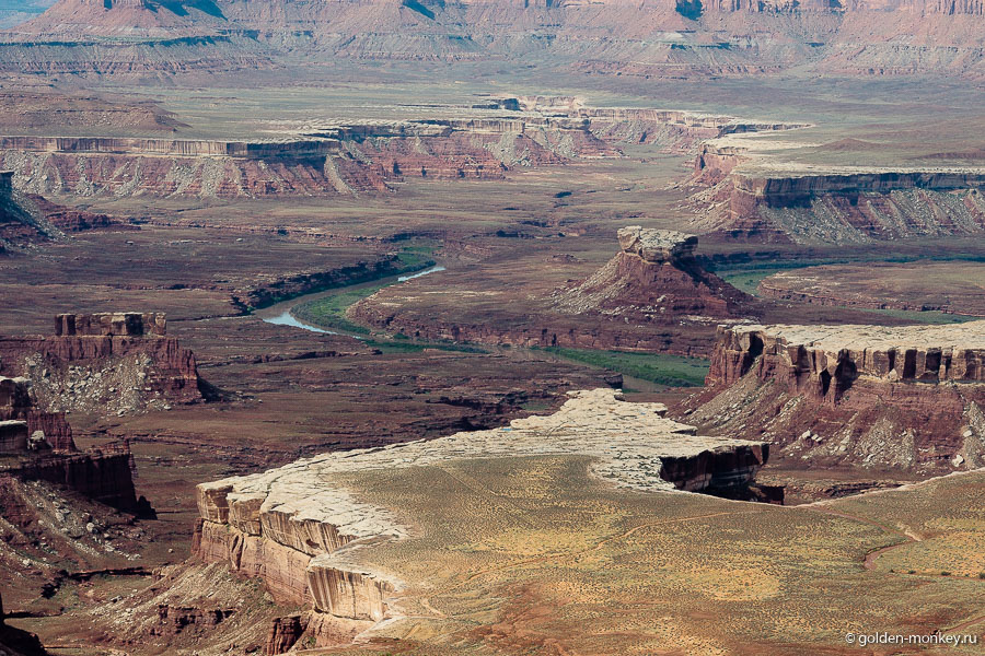 Наличие реки несомненно добавляет колорита безжизненным просторам и привносит новых красок, прорезая каньон ярко-зеленой артерией. Наличие реки несомненно добавляет колорита безжизненным просторам и привносит новых красок, прорезая каньон ярко-зеленой артерией.