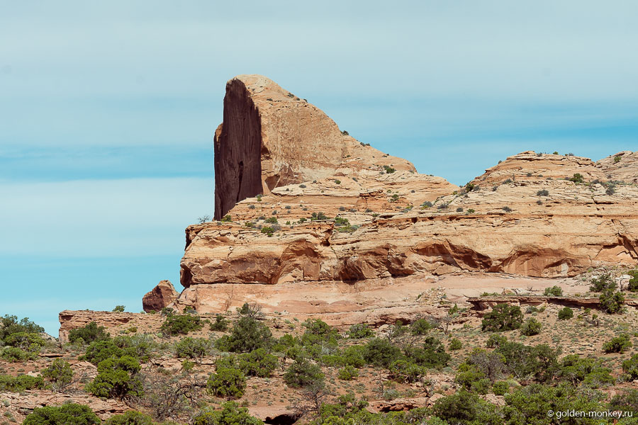 Вью-поинт оснащен информационной табличкой, на которой обозначены все возвышенности и впадины, и описано, что есть что. Вью-поинт оснащен информационной табличкой, на которой обозначены все возвышенности и впадины, и описано, что есть что.