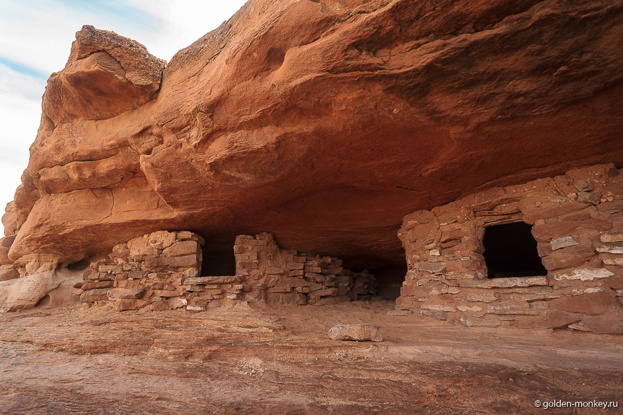 В какой-то момент трейл раздваивается: восточное ответвление ведет к Aztec Butte, давшему название маршруту, а западное – к древним зернохранилищам. Мы пошли наугад налево, поэтому попали к хранилищам. В какой-то момент трейл раздваивается: восточное ответвление ведет к Aztec Butte, давшему название маршруту, а западное – к древним зернохранилищам. Мы пошли наугад налево, поэтому попали к хранилищам.