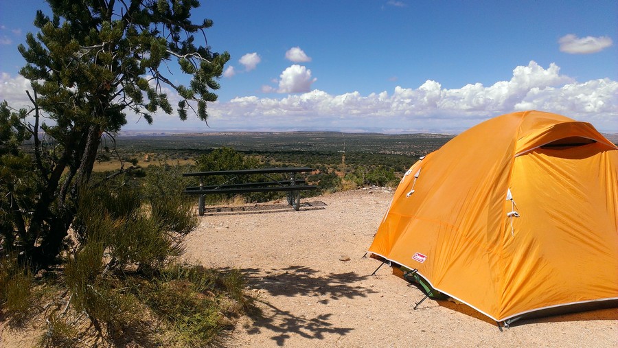 Местечко выбрано под лагерь очень симпатичное и приятное – на вершине холма, с которого открывается отличный вид. Один минус – очень ветрено и негде спрятаться, редкие деревья никак не спасают. Местечко выбрано под лагерь очень симпатичное и приятное – на вершине холма, с которого открывается отличный вид. Один минус – очень ветрено и негде спрятаться, редкие деревья никак не спасают.