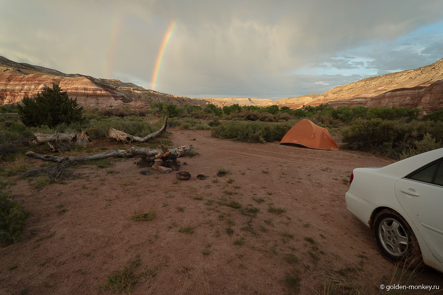Так выглядит примитивный кемпинг на въезде в парк. Примитивными называют все места, где нет туалетов, воды и прочих удобств. Мы за пару месяцев к такому положению дел привыкли и легко находили решения всех проблем и неудобств. Так выглядит примитивный кемпинг на въезде в парк. Примитивными называют все места, где нет туалетов, воды и прочих удобств. Мы за пару месяцев к такому положению дел привыкли и легко находили решения всех проблем и неудобств.