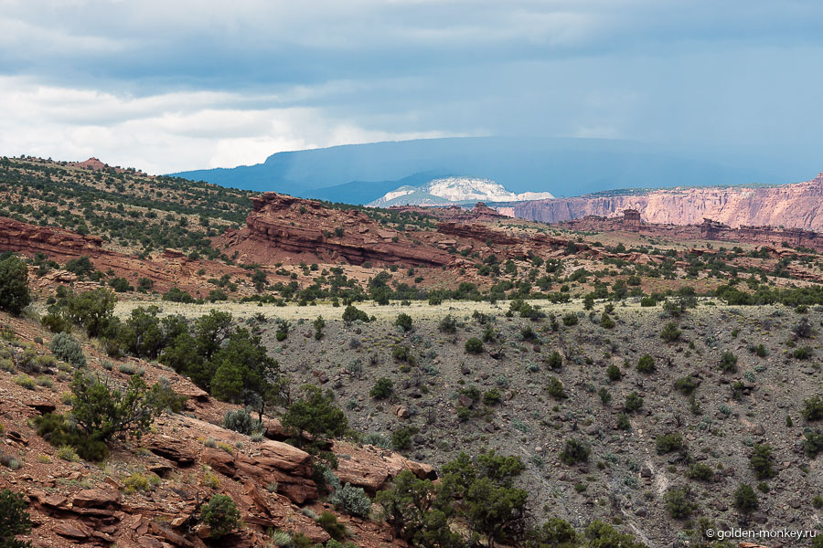 Погода была переменчивая, поэтому мы стали свидетелями завораживающих светопреставлений. В зависимости от освещения картинка меняется до неузнаваемости. Конечно, лучше оказаться в Капитол-Рифе, да и в любом парке, в хорошую солнечную погоду, когда все краски играют яркими цветами, хотя художественные тучки и облака очень часто добавляют в пейзажи изюминку. Погода была переменчивая, поэтому мы стали свидетелями завораживающих светопреставлений. В зависимости от освещения картинка меняется до неузнаваемости. Конечно, лучше оказаться в Капитол-Рифе, да и в любом парке, в хорошую солнечную погоду, когда все краски играют яркими цветами, хотя художественные тучки и облака очень часто добавляют в пейзажи изюминку.