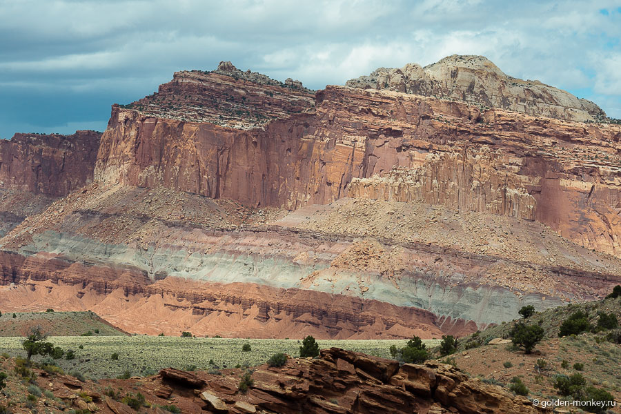 Рельефы Капитол-Рифа чертовски красивы! Так выглядят те самые «слоеные пироги» – такого мы еще не видели. Что больше всего поражало на протяжении всего нашего путешествия по национальным паркам Штатов, так это то, что ни один парк не похож на другой, всегда видишь что-то новое и не перестаешь удивляться фантастическим шедеврам природы. Рельефы Капитол-Рифа чертовски красивы! Так выглядят те самые «слоеные пироги» – такого мы еще не видели. Что больше всего поражало на протяжении всего нашего путешествия по национальным паркам Штатов, так это то, что ни один парк не похож на другой, всегда видишь что-то новое и не перестаешь удивляться фантастическим шедеврам природы.