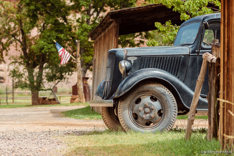 Старинный автомобиль тоже имеется, не пешком же ходили по угодьям. Старинный автомобиль тоже имеется, не пешком же ходили по угодьям.