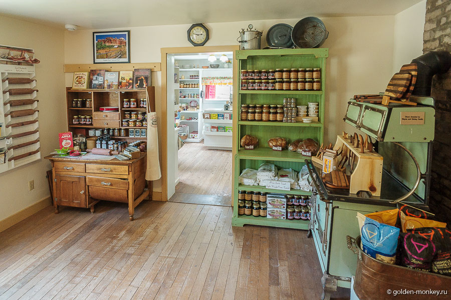 Здешний магазин практически единственный на всей территории парка и оттого все в нем продающееся кажется еще более желанным )) Ароматный кофе и булочки а-ля Синнабон показались нам просто божественно вкусными, а дополнило картину вкуснейшее ягодное мороженое. Так что советую заглянуть в сей фермерский домик. Здешний магазин практически единственный на всей территории парка и оттого все в нем продающееся кажется еще более желанным )) Ароматный кофе и булочки а-ля Синнабон показались нам просто божественно вкусными, а дополнило картину вкуснейшее ягодное мороженое. Так что советую заглянуть в сей фермерский домик.