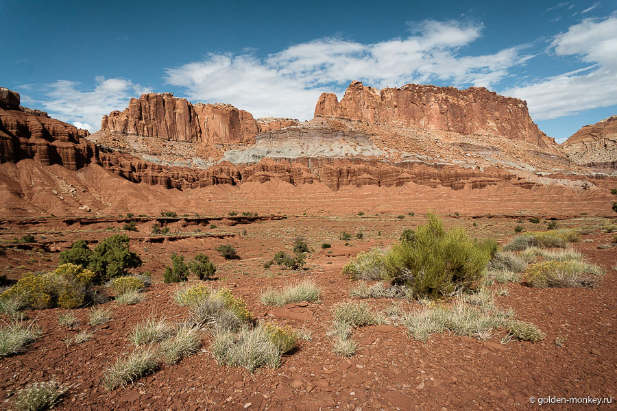Панорамный снимок останцев из песчаника в национально парке Капитол-Риф, Юта, США. Панорамный снимок останцев из песчаника в национально парке Капитол-Риф, Юта, США.