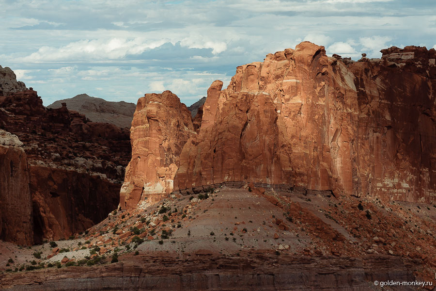 Огромные скалы с одной стороны кажутся незыблемыми великанами, а с другой – хрупкими и незащищенными созданиями, угнетаемыми силами природы. Многие миллионы лет вода и ветер вытачивают эти уникальные скульптуры, ставшие экспонатами парка Капитол-Риф. Огромные скалы с одной стороны кажутся незыблемыми великанами, а с другой – хрупкими и незащищенными созданиями, угнетаемыми силами природы. Многие миллионы лет вода и ветер вытачивают эти уникальные скульптуры, ставшие экспонатами парка Капитол-Риф.