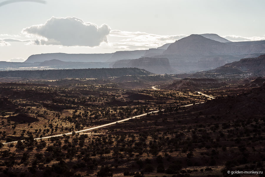 Особенно красочными и насыщенными цвета в Капитол-Рифе становятся перед закатом, поэтому оставляйте на это время самые живописные тропинки. Особенно красочными и насыщенными цвета в Капитол-Рифе становятся перед закатом, поэтому оставляйте на это время самые живописные тропинки.