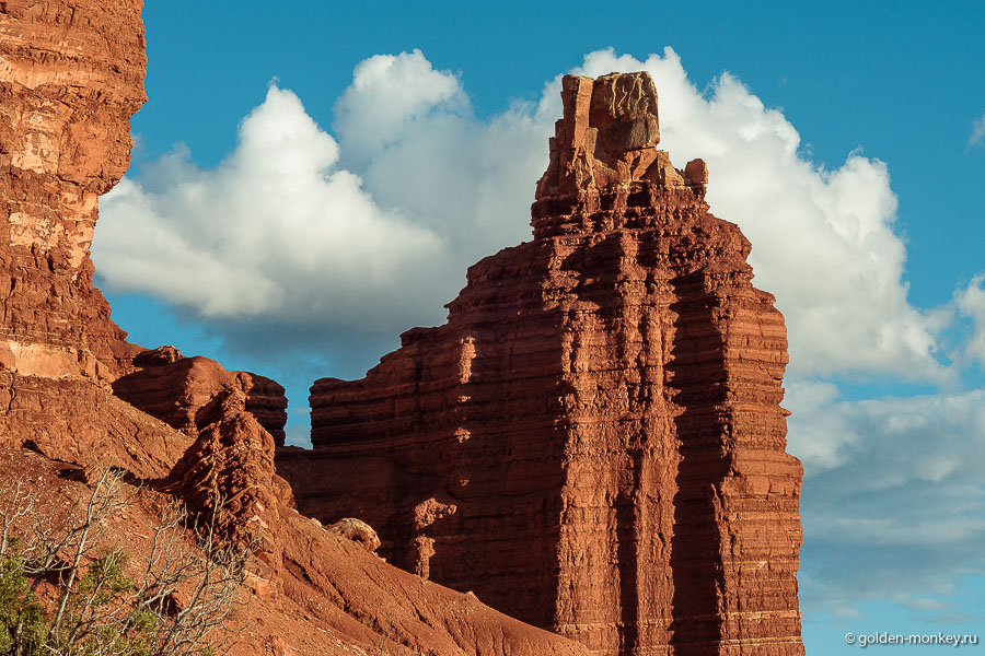 Вот и та самая Chimney Rock, давшая название трейлу. Кто-то когда-то решил, что она похожа не то на камин, не то на дымоход, не то на все вместе. Величественное сооружение и очень необычное. Вот и та самая Chimney Rock, давшая название трейлу. Кто-то когда-то решил, что она похожа не то на камин, не то на дымоход, не то на все вместе. Величественное сооружение и очень необычное.
