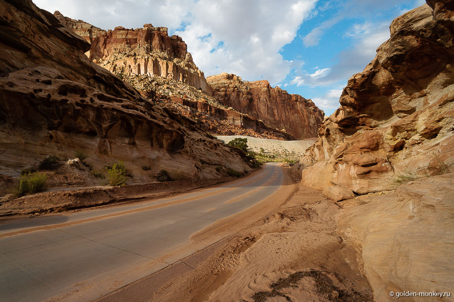 Так, собственно выглядит дорога Капитол-Джордж, зажатая с обеих сторон склонами каньона. Так, собственно выглядит дорога Капитол-Джордж, зажатая с обеих сторон склонами каньона.