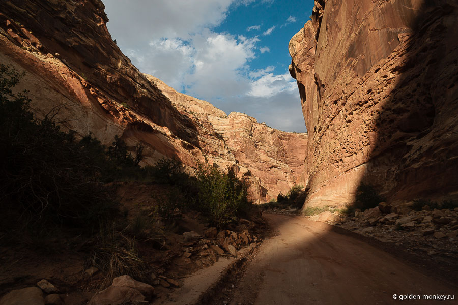 Чем дальше, тем уже она становится. В хорошую погоду здесь без труда можно проехать на любом автомобиле, а вот в плохую стоит взвесить «за» и «против». Чем дальше, тем уже она становится. В хорошую погоду здесь без труда можно проехать на любом автомобиле, а вот в плохую стоит взвесить «за» и «против».