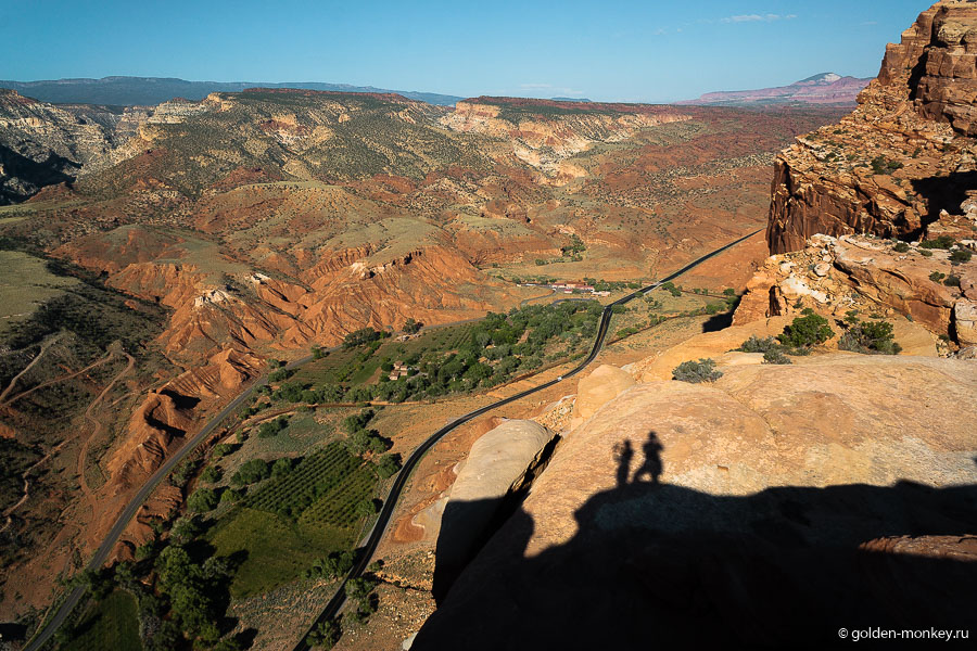 Тропа приводит к вершине высоченного утеса, с которого открывается вид на историческую часть Фруты и земли к югу от нее. Сказать честно, стоять на краю немного страшно, теряется ощущение пространства, так что лучше не увлекаться. Тропа приводит к вершине высоченного утеса, с которого открывается вид на историческую часть Фруты и земли к югу от нее. Сказать честно, стоять на краю немного страшно, теряется ощущение пространства, так что лучше не увлекаться.