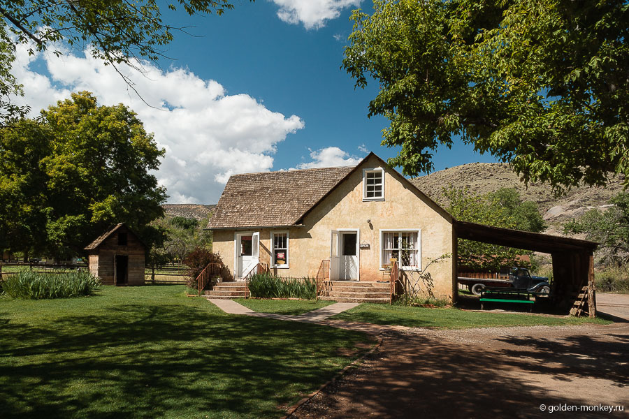 Самый первый дом появился на этом месте в начале двадцатого века, потом менялись хозяева, достраивались комнаты и проводились многочисленные переделки. Семья Гиффордов, имя которых носит домик, прожила в нем около сорока лет, видимо, дольше всех остальных. Самый первый дом появился на этом месте в начале двадцатого века, потом менялись хозяева, достраивались комнаты и проводились многочисленные переделки. Семья Гиффордов, имя которых носит домик, прожила в нем около сорока лет, видимо, дольше всех остальных.