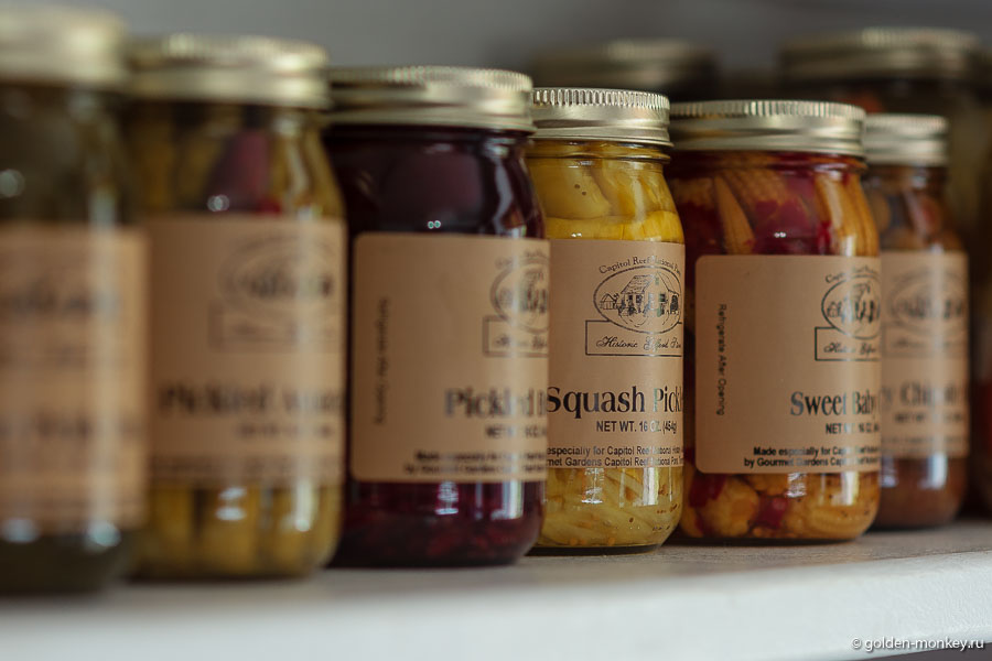 Некоторые баночки похожи на музейные экспонаты, сразу и не разберешь, что там в них такое интересное. Кунсткамера, да и только )) Некоторые баночки похожи на музейные экспонаты, сразу и не разберешь, что там в них такое интересное. Кунсткамера, да и только ))