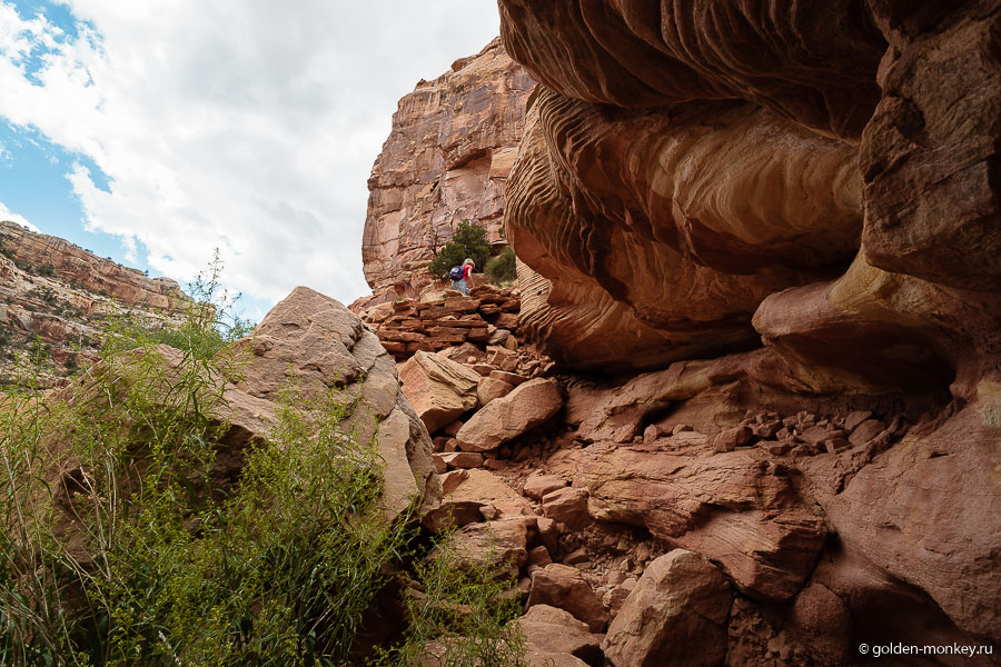 Тропинка выглядит вот так. На деле все не так страшно, идти сложно, но можно, однако делать это лучше в обуви поудобнее. Тропинка выглядит вот так. На деле все не так страшно, идти сложно, но можно, однако делать это лучше в обуви поудобнее.