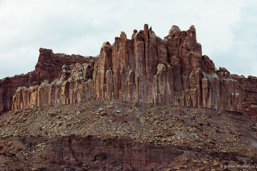 Замок (The Castle) – монолит из песчаника в Капитол-Рифе. Замок (The Castle) – монолит из песчаника в Капитол-Рифе.