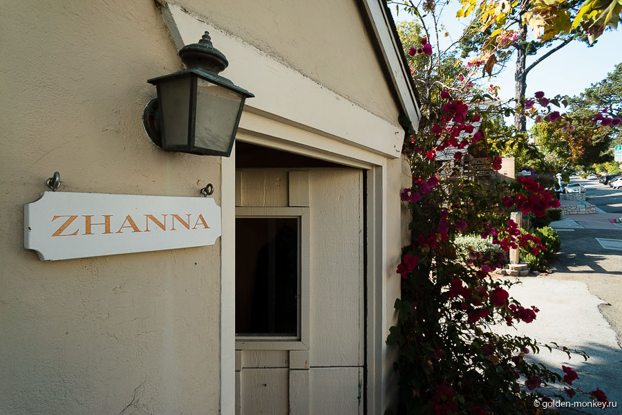 Невооруженным взглядом заметна любовь местных жителей к мелочам: повсюду можно наблюдать милые вывески, витые заборчики, фонарики и множество других декоративных прибамбасов. Невооруженным взглядом заметна любовь местных жителей к мелочам: повсюду можно наблюдать милые вывески, витые заборчики, фонарики и множество других декоративных прибамбасов.