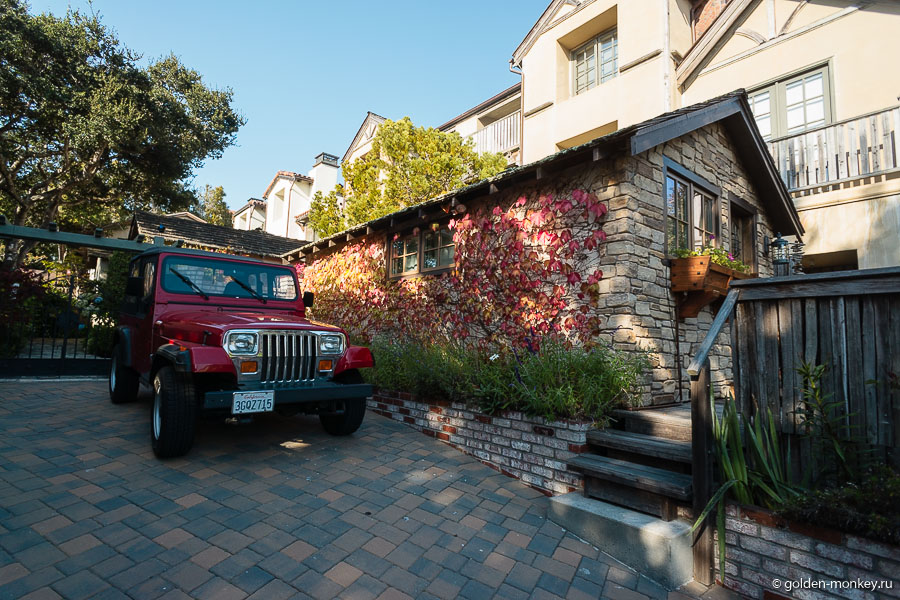 Местные законы также не лишены оригинальности. Например, в Кармеле законодательно запрещено ношение обуви на высоких каблуках, чтобы не дай бог никто не подвернул ногу и не подал иск в суд с жалобой на плохие тротуары. Так что имейте ввиду, что по местным ресторанам придется расхаживать в туфлях с каблуком не выше двух дюймов )) Местные законы также не лишены оригинальности. Например, в Кармеле законодательно запрещено ношение обуви на высоких каблуках, чтобы не дай бог никто не подвернул ногу и не подал иск в суд с жалобой на плохие тротуары. Так что имейте ввиду, что по местным ресторанам придется расхаживать в туфлях с каблуком не выше двух дюймов ))