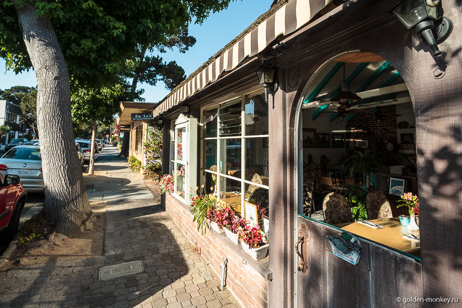 С фасада город выглядит как тихая гавань, готовая приютить уставших путников и подарить светский отдых и отличное времяпрепровождение. К сожалению, у нас не было ни времени, ни денег, чтобы оценить все это изнутри. С фасада город выглядит как тихая гавань, готовая приютить уставших путников и подарить светский отдых и отличное времяпрепровождение. К сожалению, у нас не было ни времени, ни денег, чтобы оценить все это изнутри.