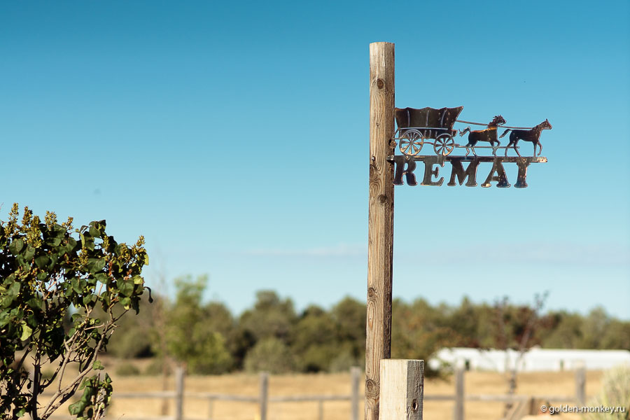 Каждый старается как-то украсить дом и обозначить, кто здесь живет. Каждый старается как-то украсить дом и обозначить, кто здесь живет.