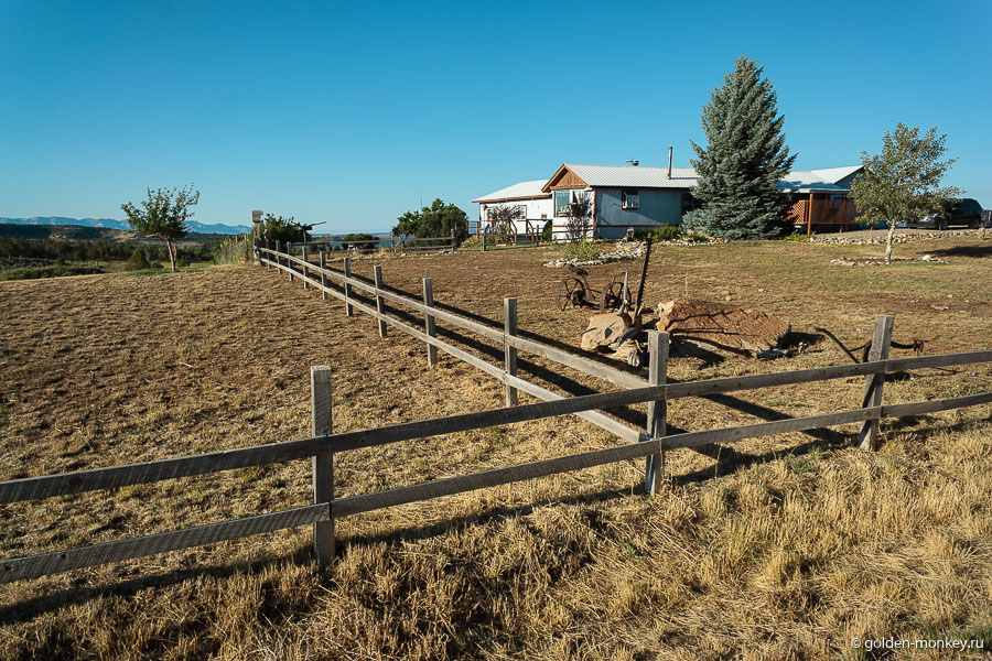 Что характерно, все доски в заборах расположены именно так – параллельно земле. Что характерно, все доски в заборах расположены именно так – параллельно земле.