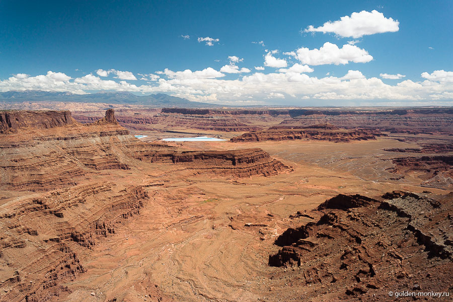 Сразу за туристическим центром открываются виды на восточную часть парка. Вдалеке можно видеть горы Ля-Саль, а еще голубые пятна соляных полей, которые смотрятся очень эффектно и фотогенично. Сразу за туристическим центром открываются виды на восточную часть парка. Вдалеке можно видеть горы Ля-Саль, а еще голубые пятна соляных полей, которые смотрятся очень эффектно и фотогенично.