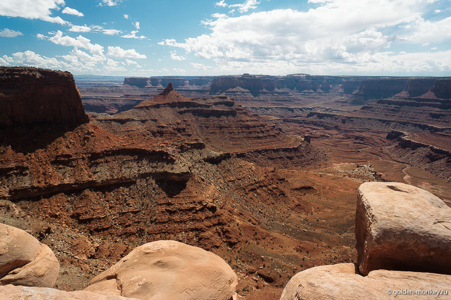 Парк Dead Horse Point находится на вершине плато, возвышающегося почти на два километра над уровнем моря. С вершины, глядя на окружающие горы, возвышенности и их склоны, можно проследить геологические процессы, протекающие на протяжении трехсот миллионов лет. Невооруженным взглядом видно разноцветные слои, каждый из которых – целая эпоха. Тем, кто хоть немного разбирается в геологии, пожалуй, повезло больше, а тем, кто в ней не силен, как мы, можно просто насладиться красотами, не вдаваясь в подробности )) Парк Dead Horse Point находится на вершине плато, возвышающегося почти на два километра над уровнем моря. С вершины, глядя на окружающие горы, возвышенности и их склоны, можно проследить геологические процессы, протекающие на протяжении трехсот миллионов лет. Невооруженным взглядом видно разноцветные слои, каждый из которых – целая эпоха. Тем, кто хоть немного разбирается в геологии, пожалуй, повезло больше, а тем, кто в ней не силен, как мы, можно просто насладиться красотами, не вдаваясь в подробности ))