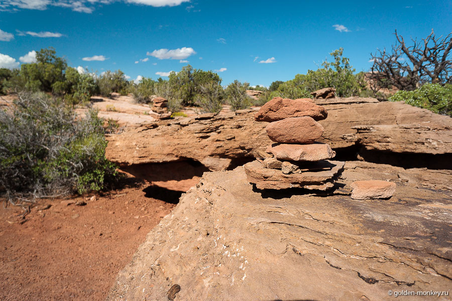 Данный трейл сложно в полной мере назвать тропой, потому как какой-то видимой тропинки порой вовсе нет, зато есть вот такие пирамидки, которыми обозначается верное направление. Следуйте по ним и не заблудитесь. Данный трейл сложно в полной мере назвать тропой, потому как какой-то видимой тропинки порой вовсе нет, зато есть вот такие пирамидки, которыми обозначается верное направление. Следуйте по ним и не заблудитесь.
