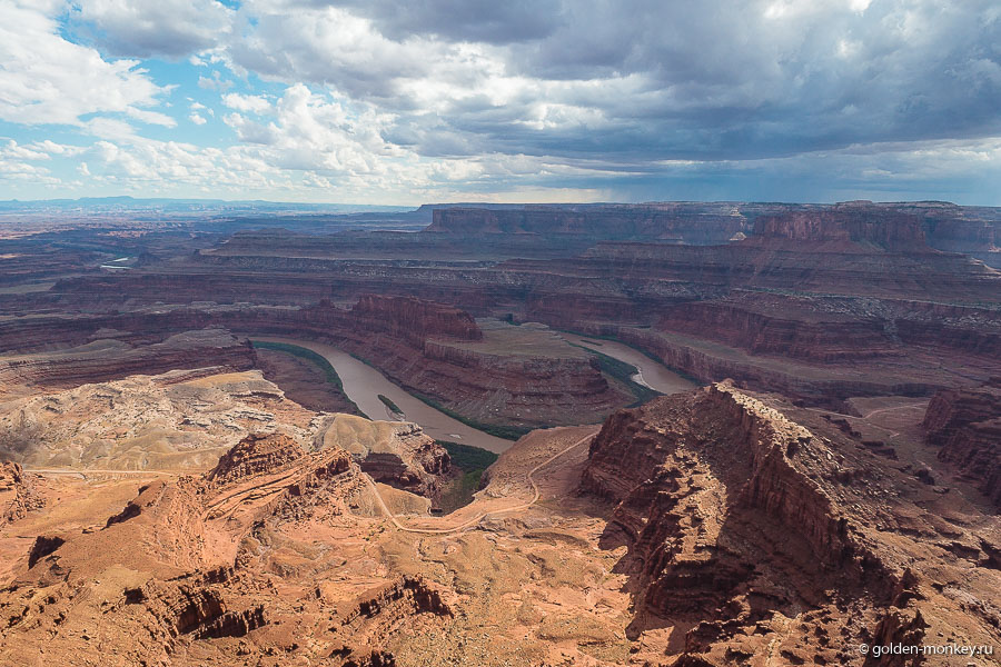 Вот теперь можно и про название рассказать )) Существует парочка версий, которые слывут больше легендами, нежели достоверными данными. Если верить оной из них, то давным-давно южная оконечность парка использовалась ковбоями в качестве естественного загона для диких лошадей. Помните перешеек, про который я писала выше? Вот его они перегораживали ветками и сухими деревьями и лошади оказывались в западне. После этого выбирались самые лучшие скакуны, а остальных отпускали на волю. Однако однажды лошадей забыли выпустить, и они погибли от жары, не имея возможности раздобыть воду, а парк получил свое печальное и интригующее название – парк Мертвой Лошади. По другой версии, слева от меандра есть белесая насыпь естественного происхождения, которая своими чертами напоминает силуэт лежащей лошади. Вам какой вариант происхождения названия больше нравится? Вот теперь можно и про название рассказать )) Существует парочка версий, которые слывут больше легендами, нежели достоверными данными. Если верить оной из них, то давным-давно южная оконечность парка использовалась ковбоями в качестве естественного загона для диких лошадей. Помните перешеек, про который я писала выше? Вот его они перегораживали ветками и сухими деревьями и лошади оказывались в западне. После этого выбирались самые лучшие скакуны, а остальных отпускали на волю. Однако однажды лошадей забыли выпустить, и они погибли от жары, не имея возможности раздобыть воду, а парк получил свое печальное и интригующее название – парк Мертвой Лошади. По другой версии, слева от меандра есть белесая насыпь естественного происхождения, которая своими чертами напоминает силуэт лежащей лошади. Вам какой вариант происхождения названия больше нравится?