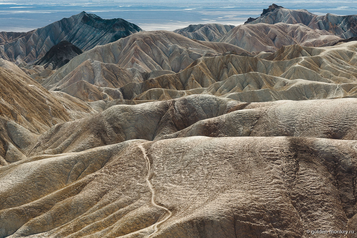 Тропинки, испещряющие холмы Забриски-Поинта Тропинки, испещряющие холмы Забриски-Поинта