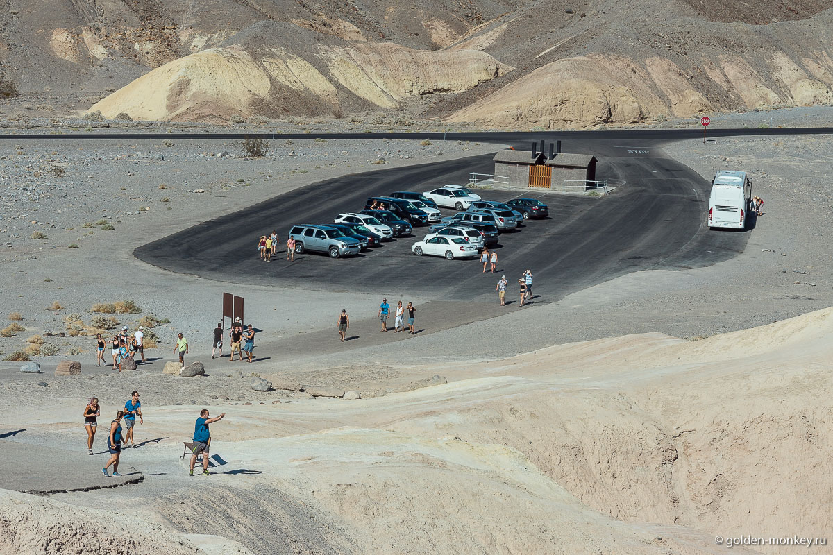 Парковка рядом с Забриски-Поинт Парковка рядом с Забриски-Поинт