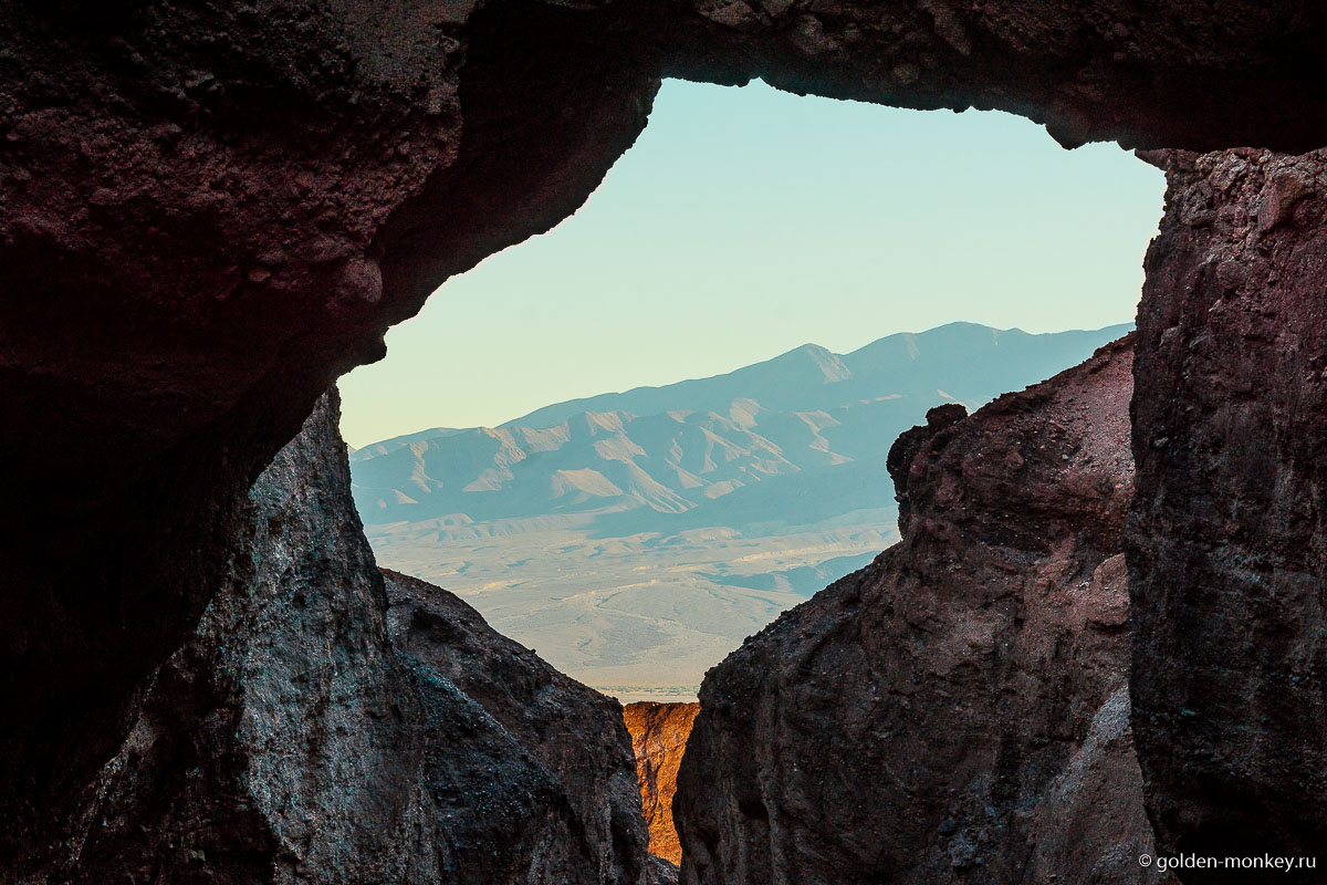 Вид на горы сквозь мост Вид на горы сквозь мост