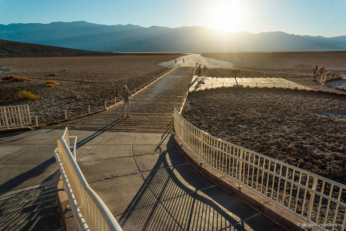 Дощатый мостик, ведущий к соляному полю Дощатый мостик, ведущий к соляному полю