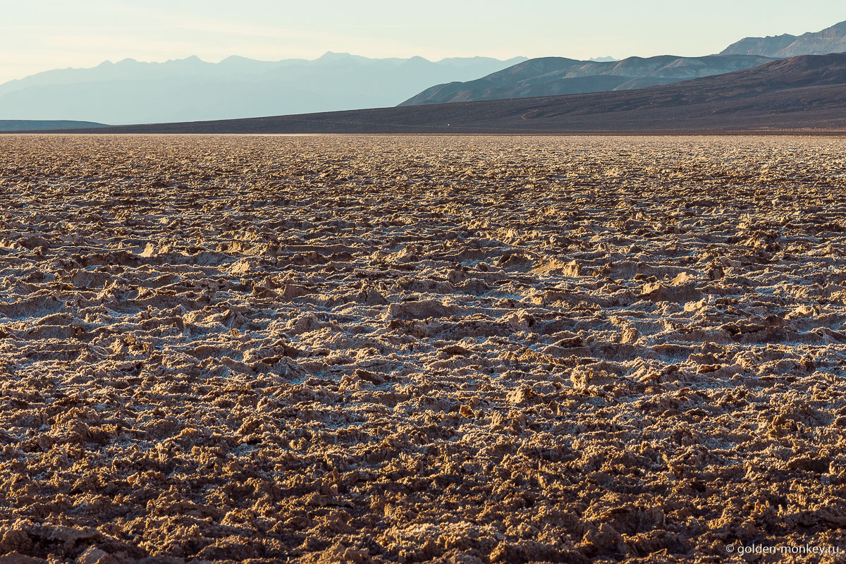 Затвердевший слой соли, перемешанный с пылью и песком Затвердевший слой соли, перемешанный с пылью и песком