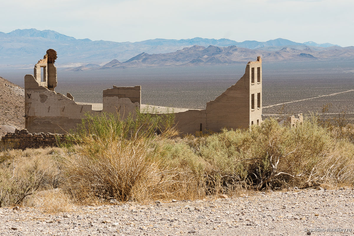 Здание на фоне безжизненной долины Здание на фоне безжизненной долины