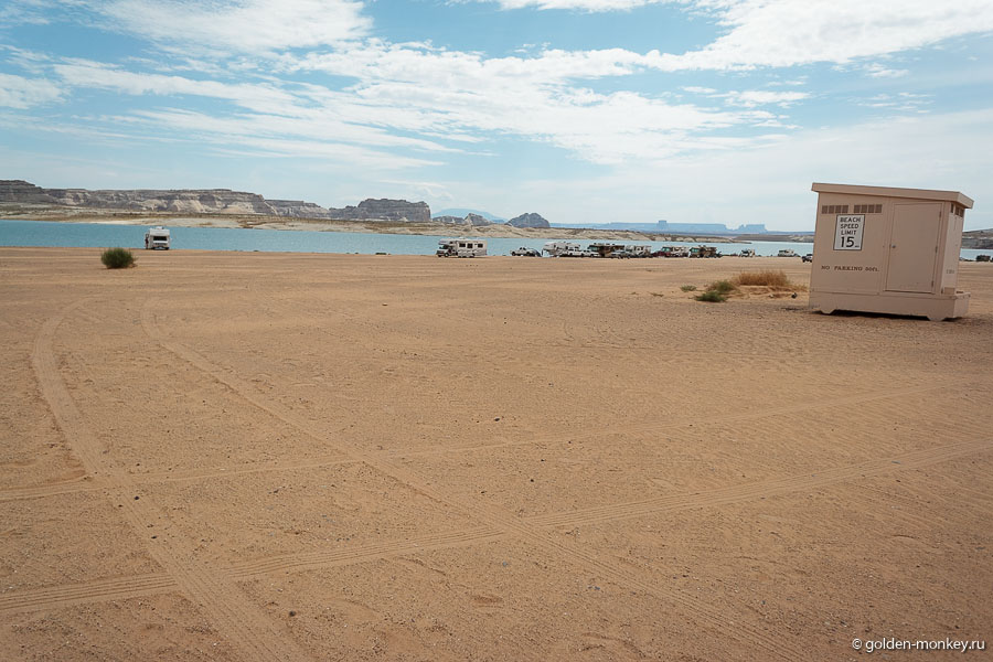 Туалет посреди пляжа. Палатку приходится ставить где-то в зоне обозрения, чтобы не приходилось потом ходить по километру туда-обратно. Туалет посреди пляжа. Палатку приходится ставить где-то в зоне обозрения, чтобы не приходилось потом ходить по километру туда-обратно.