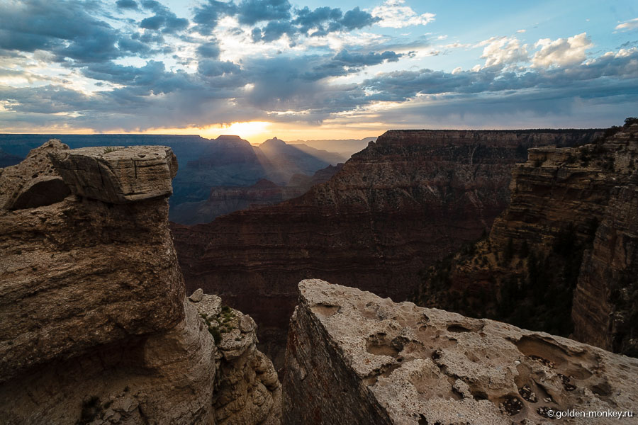 Лучи восходящего солнца буквально пронзают воздух, который кажется густым, как масло. Лучи восходящего солнца буквально пронзают воздух, который кажется густым, как масло.