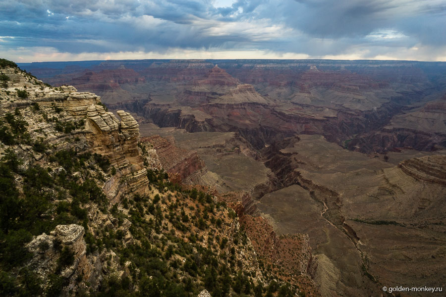 Лучи солнца разгоняют туманную взвесь, но совсем ненадолго, вскоре она сменится дымкой, которая «съест» все краски. Лучи солнца разгоняют туманную взвесь, но совсем ненадолго, вскоре она сменится дымкой, которая «съест» все краски.
