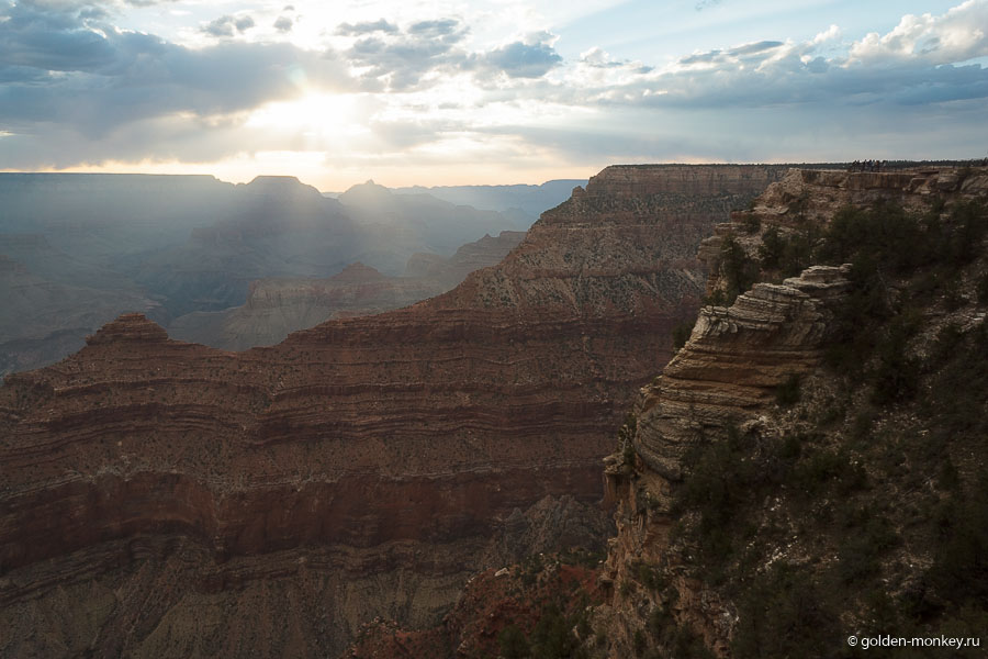 В непогоду, когда набегают тучки, каньон также выглядит совсем невзрачно, теряя свою глубину и рельефность. В непогоду, когда набегают тучки, каньон также выглядит совсем невзрачно, теряя свою глубину и рельефность.