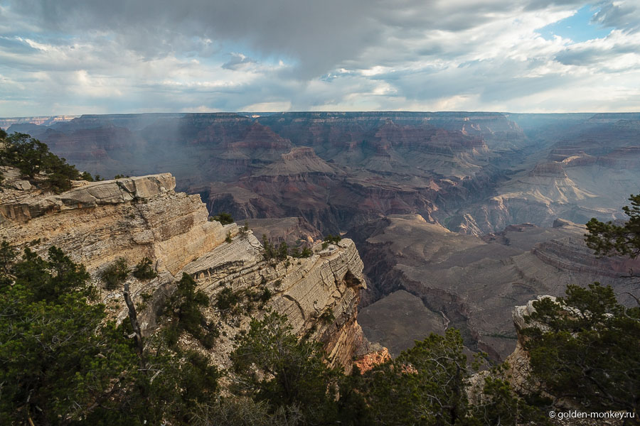 Говорят, летом здесь нередко случаются грозы с молниями и прочими ненастьями, даже град бывает. Мы попали лишь в небольшой дождик, но и он не пришелся нам по вкусу. Говорят, летом здесь нередко случаются грозы с молниями и прочими ненастьями, даже град бывает. Мы попали лишь в небольшой дождик, но и он не пришелся нам по вкусу.