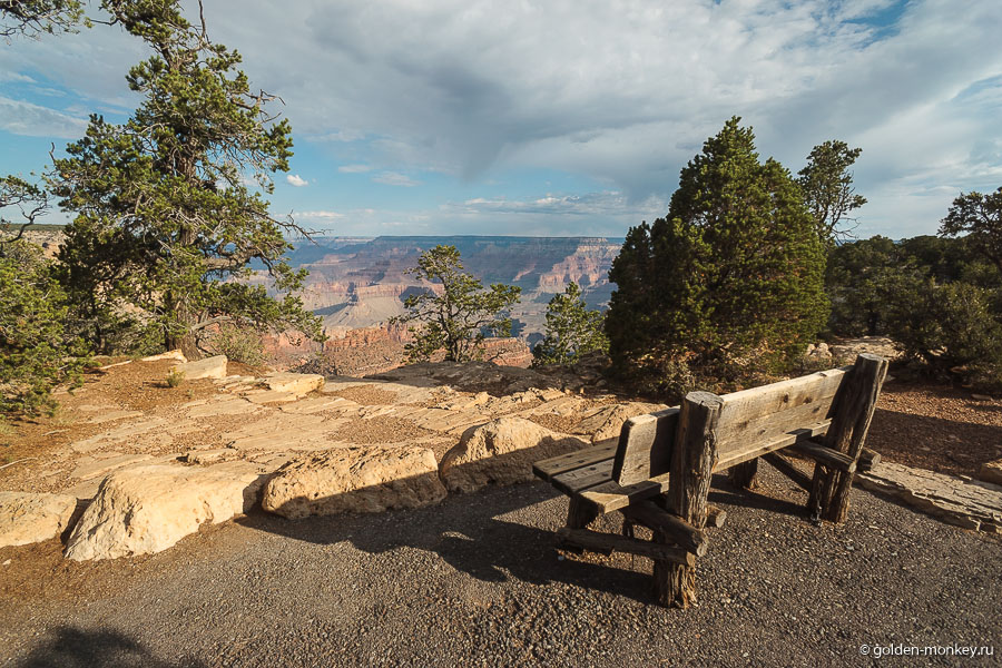 Для уставших путников в наличии уютные лавочки с безмятежными видами. Для уставших путников в наличии уютные лавочки с безмятежными видами.